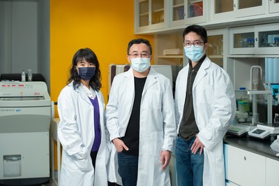 A research team led by Professor Gary Wong Ka-Leung (centre), Dr Lung Hong Lok (right) and Dr Law Ga-lai develop a novel dual-targeting drug for treating cancers associated with EBV.