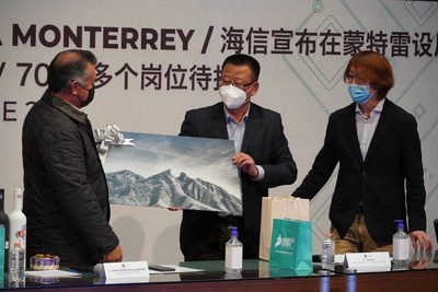 Exchange Gifts, the Picture Shows the Landmark Mountain of Monterrey, Presented by the Governor of Nuevo León
