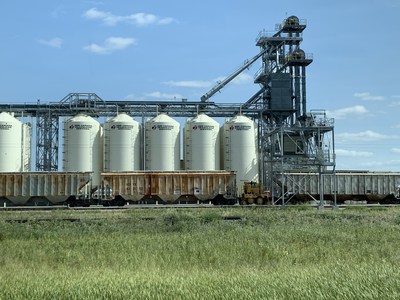 Mid Canada Transload Services car loading (CNW Group/Mid Canada Transload Services Ltd.)