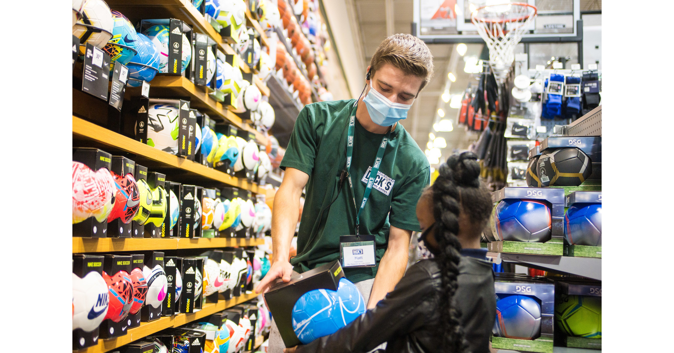 overzien Blanco Koninklijke familie DICK'S Sporting Goods Reports Record Fourth Quarter and Full Year Results;  Delivers 19.3% Increase in Fourth Quarter Same Store Sales
