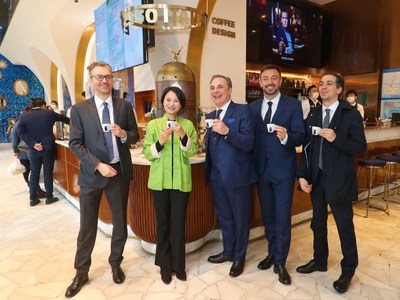 Ambassador Ferrari enjoys coffee in the store
From left to right: Michele Cecchi, Consul General of Italy in Shanghai, Joey Wat, CEO of Yum China, Luca Ferrari, Ambassador of Italy to the People’s Republic of China, Pietro Luigi Ghigo, Asian Regional Sales Manager, Rocco Carlo Genchi, Deputy Consul General of Italy in Shanghai