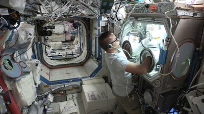 Astronaut Joe Acaba works with RevBio’s first in vitro bone cell experiment on board the International Space Station U.S. National Laboratory in 2018. This new experiment will be an in vivo experiment using mice to study the company’s bone adhesive biomaterial and its ability to facilitate bone repair, especially under osteoporotic conditions induced by the micro-gravity environment of outer space. Photo courtesy of NASA.