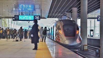 Tren bala de alta velocidad en ruta Chengdú-Chongqing. Sichuan ha formado toda una cadena industrial en el sector del transporte ferroviario (PRNewsfoto/China Report)