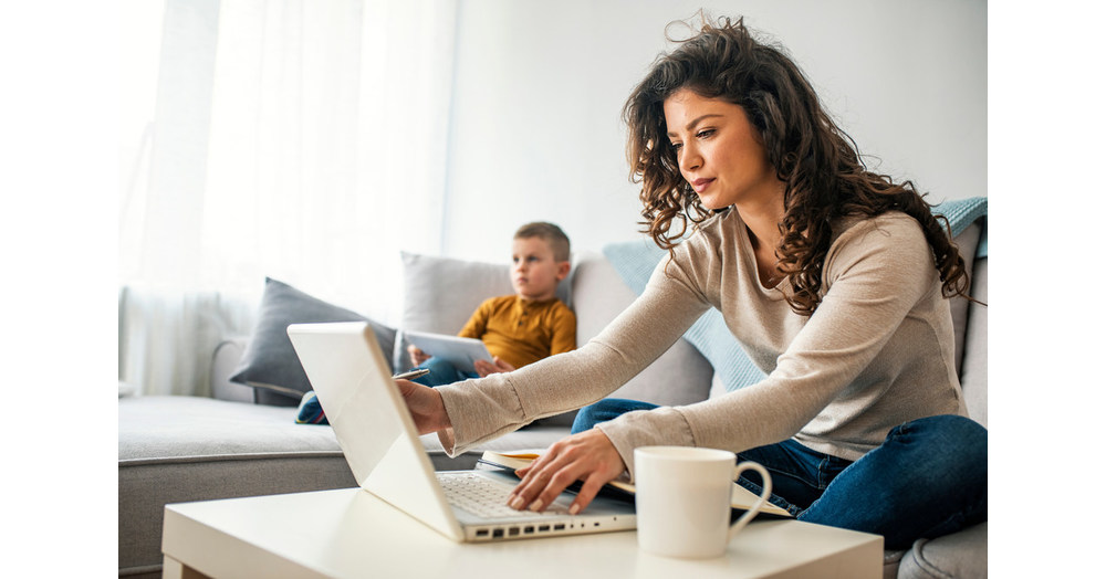 Single Moms with Equal Time Sharing Earn More, Finds New Survey of 2,279