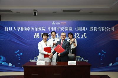 Photo: Jessica TAN, Co-CEO of Ping An Group (back row, right) and Jia FAN, academician of the Chinese Academy of Sciences and Medical Superintendent of Zhongshan Hospital (back row, left), attended the signing ceremony. Yougang ZHU, Party Secretary of Ping An Health Insurance (front row, right) and Jianying GU, Deputy Medical Superintendent of Zhongshan Hospital (front row, left), signed contract on behalf of the two parties. (PRNewsfoto/Ping An Insurance (Group) Company of China, Ltd.)