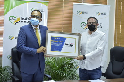 Jamaica's Health Minister, Dr. Christopher Tufton (left) presents itelbpo Founding Chairman & CEO, Yoni Epstein, with a token of appreciation for providing contact center support in the nation's fight against the COVID-19 pandemic.