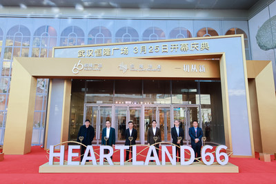 Mr. Adriel Chan, Vice Chair of Hang Lung Properties (third from the right), and Mr. Billy Ip, General Manager – Heartland 66 (third from the left), together with local government officials at the Opening Ceremony of Heartland 66 in Wuhan