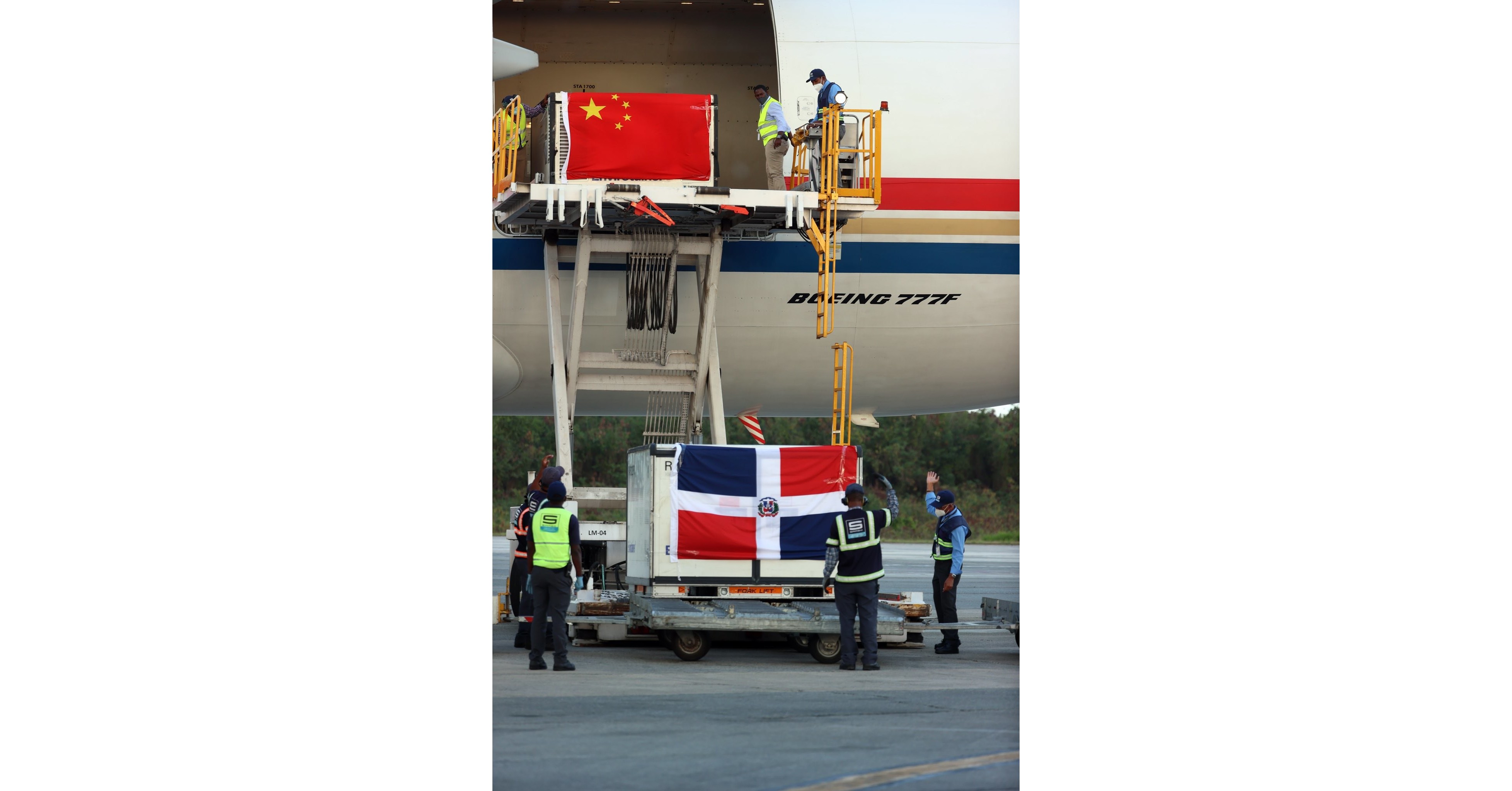 Leteck&aacute; společnost China Eastern dopravila vakc&iacute;ny do Dominik&aacute;nsk&eacute; republiky