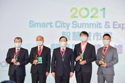 The Vice Minister Chuan-Neng Lin, Ministry of Economic Affairs (middle) awarded the System Integration Outbound Award to Glory Technology Service, FETC International, Asus Cloud, AAEON Technology (from left to right)