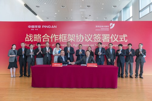 Ye Wangchun, Chairman and CEO of OneConnect (left) and Li Hui, Deputy General Manager of SZSE (right), signed the strategic cooperation framework agreement on behalf of the two parties.