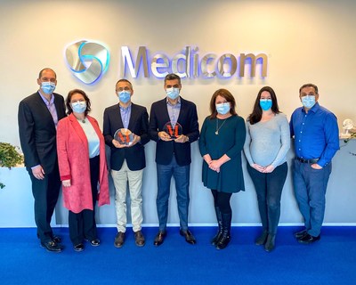 The Medicom leadership team proudly accepts the finalist trophies for the Raymond Chabot Grant Thornton Entrepreneurship Award and the Quebec Order of CPA’s Successful Business Strategy Award. (CNW Group/AMD Medicom Inc.)
