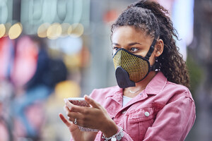 Narvalo presents Urban Active Mask, the award-winning Smart Mask with active ventilation that monitors your breath and air quality around you