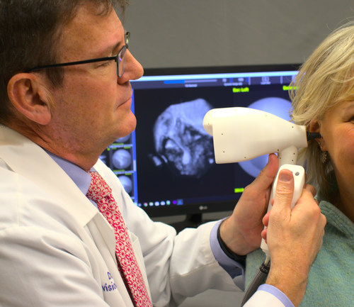 Otolaryngologist using Audioptics' Ossiview imaging system to view / examine patient's middle ear (CNW Group/Audioptics Medical)