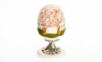 The 2021 First Lady’s Commemorative Egg for Dr. Jill Biden presented by the American Egg Board on behalf of America’s egg farmers includes intricately designed cherry blossoms symbolizing hope and renewal. Photo Credit: The American Egg Board