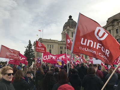 Unifor members and other union members rally at the legislature in Regina. (CNW Group/Unifor)