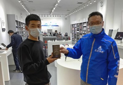 A Dada Now rider collected the mobile phone at the authorized reseller store