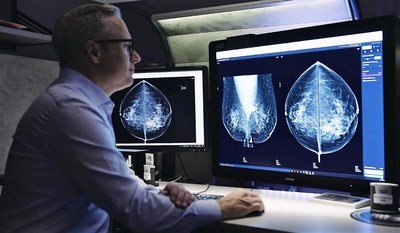 Dr. Fredrik Strand using Lunit INSIGHT MMG to detect breast cancer in mammography image