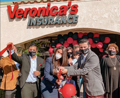 Raúl Domínguez, director de Operaciones, y Verónica Gallardo, directora ejecutiva de Veronica's Insurance Franchise, con una titular de franquicia en California. Veronica's Insurance es la franquicia hispana de seguros #1 en el país.