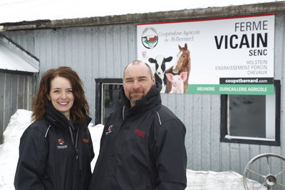 Vicky Grondin et Alain Couture, propritaires de la Ferme Vicain situe  Saint-phrem-de-Beauce dans la rgion de Chaudire-Appalaches-Sud, remportent Lait'xcellent Bronze pour la qualit exceptionnelle du lait produit en 2020. (Groupe CNW/Les Producteurs de lait du Qubec)