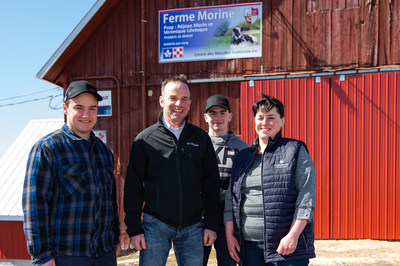Vronique Lvesque et Rjean Morin, propritaires de la Ferme Morine situe  Coaticook en Estrie, remportent Lait'xcellent Or pour avoir produit le meilleur lait au Qubec en 2020. (Groupe CNW/Les Producteurs de lait du Qubec)