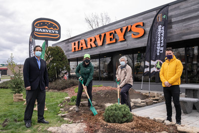 Harvey's clbre l'annonce de son partenariat avec Arbres Canada en plantant un arbre devant leur restaurant de Saint-Jrme, au Qubec. (Groupe CNW/Harvey''s)