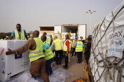 On 24 February 2021, workers load to a refrigerator truck the first shipment of COVID-19 vaccines distributed by the COVAX Facility at the Kotoka International Airport in Accra, Ghana's capital. (CNW Group/Canadian Unicef Committee)