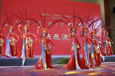 La photo montre une reprsentation dansante au banquet de la confrence annuelle 2021 du forum de Boao pour l'Asie (BFA). (PRNewsfoto/Xinhua Silk Road)