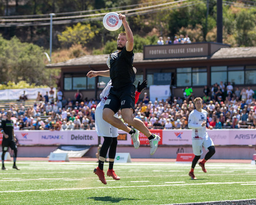 Jeff Babbitt of the New York Empire makes a catch vs the Dallas Roughnecks in AUDL Championship 8.