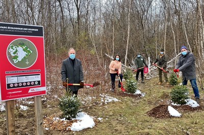 Philippe Rainville, President and CEO of ADM Aéroports de Montréal, inaugurates the Des Sources Ecological Park in the presence of Lyne Michaud, Director, Sustainable development and Environment, ADM, of François Riou and Joël Coutu of TechnoparcOiseaux and of Pierre Lussier President of Earth Day (CNW Group/Aéroports de Montréal)