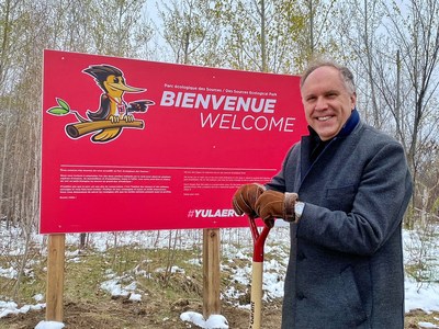 Philippe Rainville, President and CEO of ADM Aéroports de Montréal, inaugurates the Des Sources Ecological Park in the presence of Lyne Michaud, Director, Sustainable development and Environment, ADM, of François Riou and Joël Coutu of TechnoparcOiseaux and of Pierre Lussier President of Earth Day (CNW Group/Aéroports de Montréal)