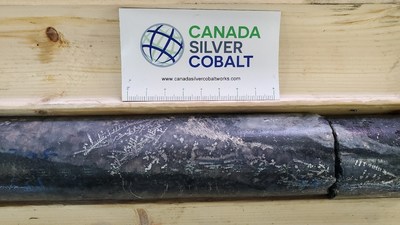 High-grade silver mineralization over 4 – 6 cm true width in hole CS-20-39W2 at 51,612 gpt (1,506 opt) Ag over 0.41m (CNW Group/Canada Silver Cobalt Works Inc.)