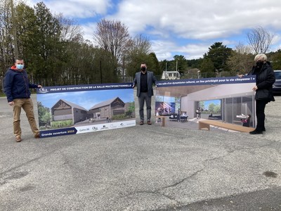 M. Charles-Élie Barrette, directeur général de la Municipalité d’Oka, M. Pascal Quévillon, maire d’Oka, et Mme Sylvie D’Amours, députée de Mirabel; Source : Martine Gendron, attachée politique au bureau de la députée de Mirabel (Groupe CNW/Cabinet de la ministre des Affaires municipales et de l'Habitation) M. Charles-Élie Barrette, directeur général de la Municipalité d’Oka, M. Pascal Quévillon, maire d’Oka, et Mme Sylvie D’Amours, députée de Mirabel; Source : Martine Gendron, attachée politique au bureau de la députée de Mirabel (Groupe CNW/Cabinet de la ministre des Affaires municipales et de l'Habitation)