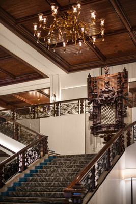 An extraordinary replica of the “Window of Tomar” is displayed at the grand staircase of the hotel at Artyzen Grand Lapa Macau. The original Window at the Convent of Christ in Tomar, Portugal was carved in stone in 1510 and symbolises the heroism of seafarers during the Age of Discovery. Carved by a team of artists at Lisbon's famous Fundação Ricardo Espirito Santo, the replica is one-third the size of the original at four metres high, two metres wide and weighs 400 kilograms.