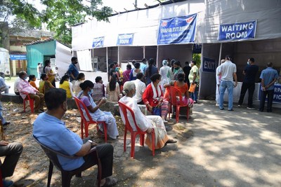 Des personnes attendent de recevoir leur dose de vaccin contre la COVID-19  Khanapara, en Inde. (Groupe CNW/Canadian Unicef Committee)
