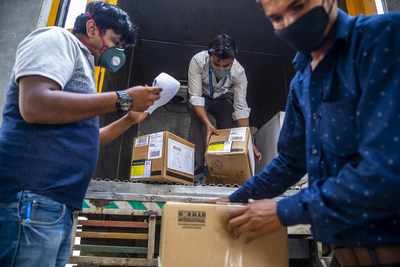 Du personnel dcharge une cargaison de kits de test contre la COVID-19  New Delhi. (Groupe CNW/Canadian Unicef Committee)
