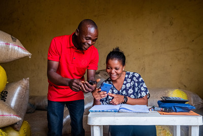 Akinde Lorluuma, a rice farmer in Nigeria, is delighted by electronic payments via Mobile Banking at the point of purchase. @IFAD/ Bernard Kalu