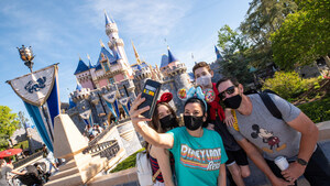 Disneyland Resort da la bienvenida una vez más  a todos los visitantes a este lugar feliz, con la reapertura de Disneyland Park, Disney California Adventure Park y Disney's Grand Californian Hotel &amp; Spa