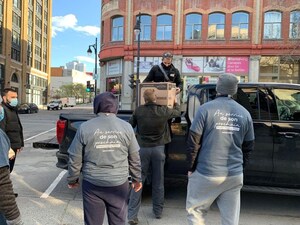 Volunteers Distribute Hygiene Kits, Food Boxes, &amp; Hot Meals in Montréal, Quebec City &amp; Ottawa