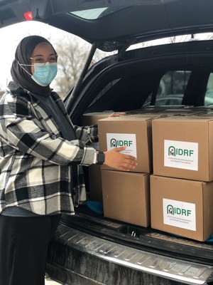 Un volontaire de l'IDRF charge des botes de nourriture dans un camion pour distribution. (Groupe CNW/International Development and Relief Foundation)