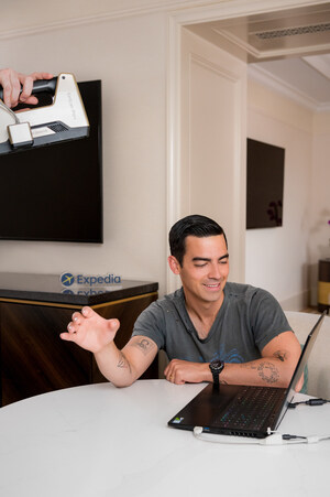 Expedia et Joe Jonas s'associent pour donner un coup de main aux voyageurs