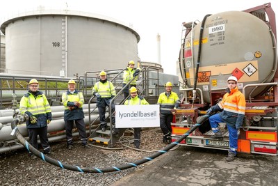 Primeira entrega de óleo de pirólise para produção de polímeros na fábrica da LyondellBasell em Wesseling, Alemanha (as máscaras faciais foram retiradas por um tempo para tirar esta foto).