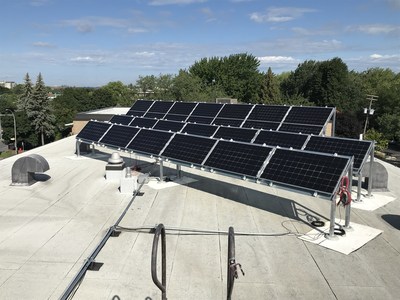 Solar panels on the roof of Saint-Laurent's borough hall building (CNW Group/Ville de Montral - Arrondissement de Saint-Laurent)