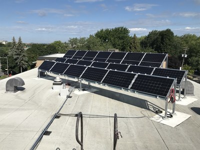 Solar panels on the roof of Saint-Laurent's borough hall building (CNW Group/Ville de Montréal - Arrondissement de Saint-Laurent)