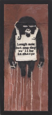Laugh Now Panel A de Banksy, pintura en spray y emulsión en muro en seco de 178,5 x 74 cm. Estimación: 22.000.000 - 32.000.000 de dólares de Hong Kong / 2.820.000 - 4.100.000 dólares de los EE. UU. (PRNewsfoto/Phillips)