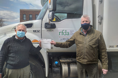 Volker Kromm, Executive Director of the Regional Food Distribution Association (Left) accepts a $5,000 donation cheque from Darrin Poulin, General Manager of Maxim Truck & Trailer's Thunder Bay branch office. (CNW Group/Maxim Truck & Trailer Inc.)