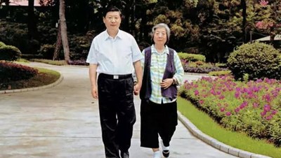 Xi Jinping and his mother Qi Xin