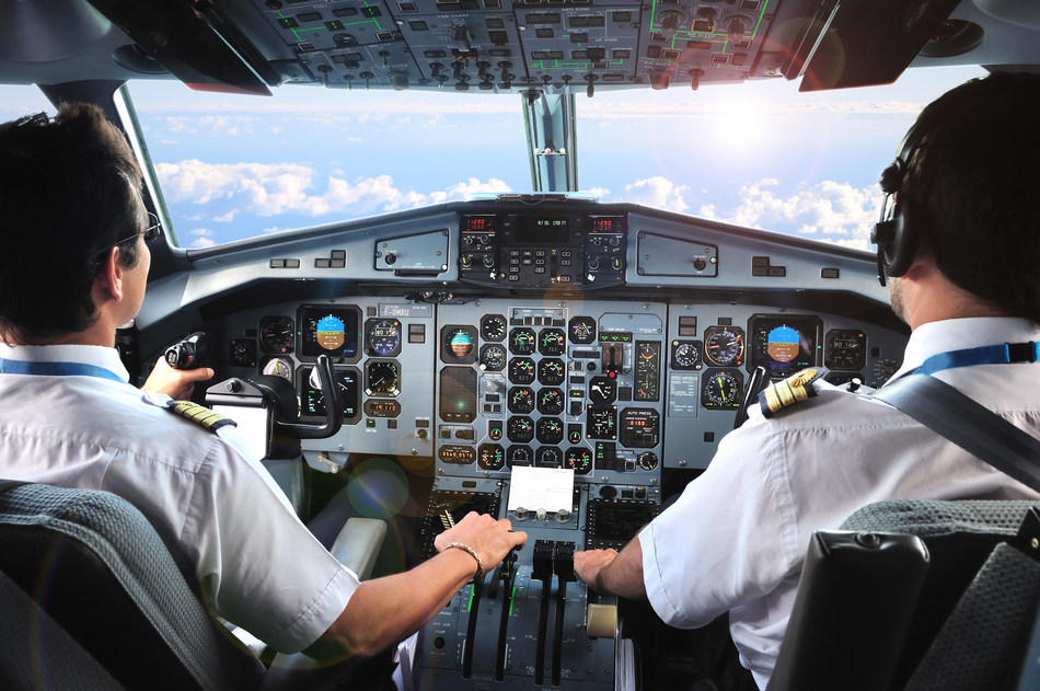 Pilots in cockpit of airplane (CNW Group/Unifor)