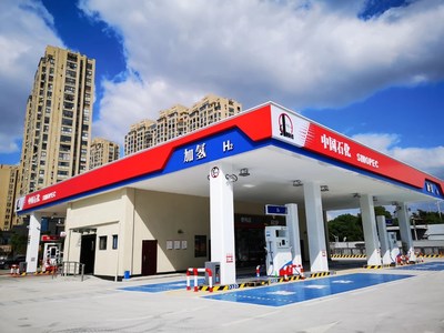 A estação de recarga de hidrogênio Sinopec está em uso na China com planos para construção e operação de outras 100 estações em 2021. (PRNewsfoto/Sinopec)