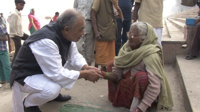 WHO Goodwill Ambassador for Leprosy Elimination Yohei Sasakawa (left) seen on one of his many visits to India, the country accounting for more than half the world’s annual new cases of leprosy.