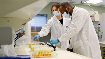 Canadian Blood Services Seroprevalence Lab team members Carissa Kohnen and Andy Tshiula Kalenga prepare samples for testing. (CNW Group/Roche Diagnostics)